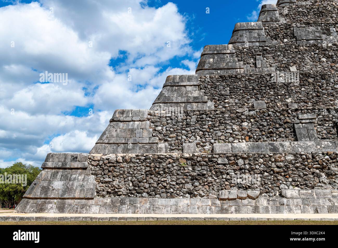 Base della piramide di Kukulkan, Chichen Itza, Yucatan, Messico. Foto Stock