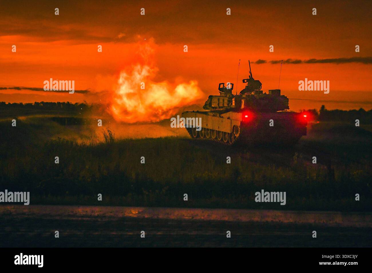 I soldati con il 1st Combined Arms Battalion - 145th Armor Regiment della Guardia Nazionale dell'Ohio conducono addestramento al fuoco dal vivo con il M1A2 SEPv3 Abrams Main Battle Tank presso il Camp Ripley Training Center vicino a Little Falls, Minnesota, il 28 luglio 2025. Solo per uso editoriale. Non per approvazione. Credito: Minnesota National Guard / Tony Housey. Foto Stock