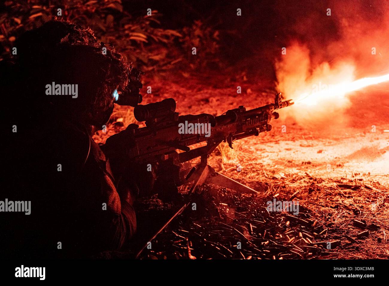 Un paracadutista del 2nd Battalion, 504th Parachute Infantry Regiment 'White Devils', 1st Brigade Combat Team, 82nd Airborne Division, spara una mitragliatrice M240B per un'esercitazione di fuoco vivo di plotone durante Devil Avalanche a Fort Bragg, North Carolina, 29 luglio 2025. Devil Avalanche è un evento di addestramento che dimostra la capacità della 1st Brigade di schierarsi in qualsiasi parte del mondo entro 18 ore, mantenendo la missione della Divisione come forza di risposta immediata degli Stati Uniti. Solo per uso editoriale. Non per approvazione. Crediti: Esercito degli Stati Uniti / sergente Devyn Adams. Foto Stock