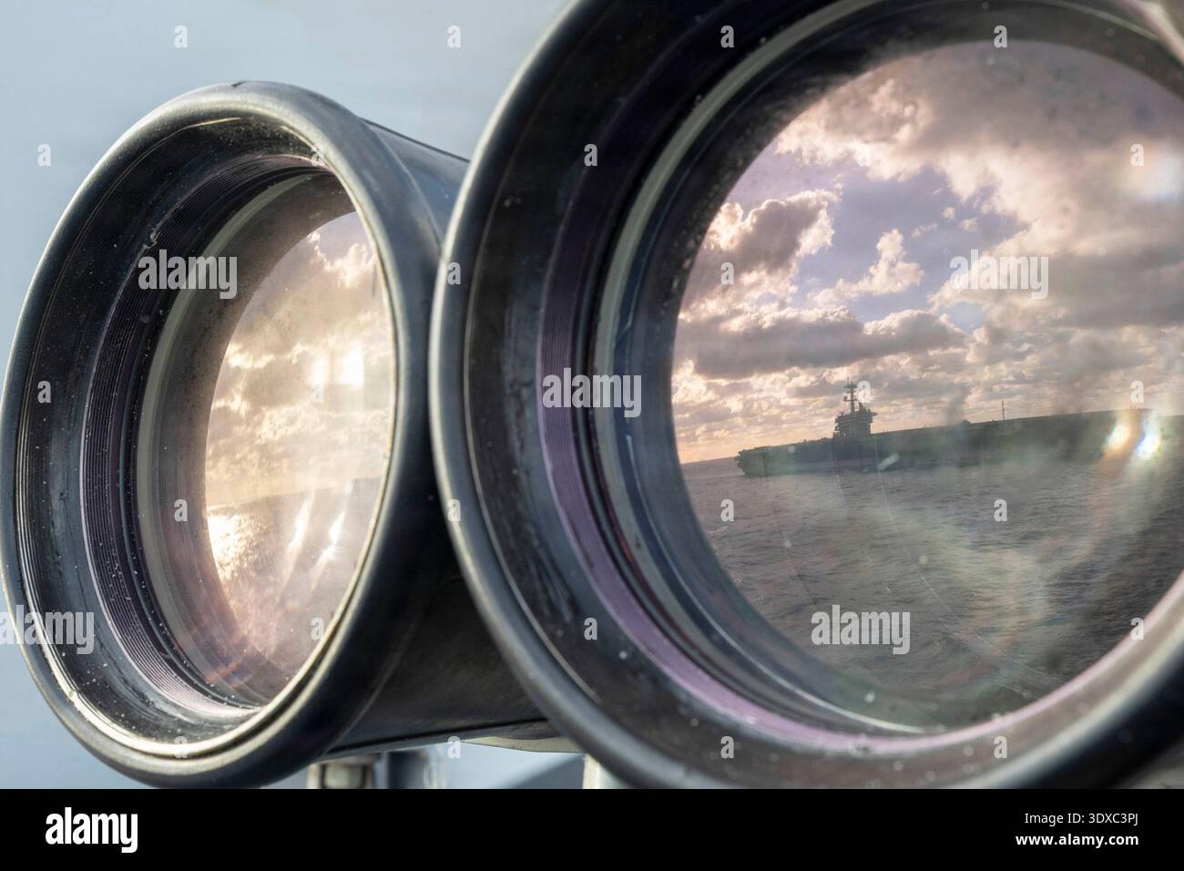 Binocolo lente riflettente... La portaerei classe Nimitz USS George Washington (CVN 73) della US Navy manovra in posizione nei pressi del cacciatorpediniere missilistico guidato classe Arleigh Burke USS Dewey (DDG 105) durante un'esercitazione di manovra mentre era in corso nell'Oceano Pacifico, il 10 dicembre 2025. Dewey è schierato in avanti e assegnato al Destroyer Squadron (DESRON) 15, il più grande DESRON della Marina e la principale forza di superficie della 7th Fleet. 10 dicembre 2025 solo per uso editoriale. Non per approvazione. Crediti: US Navy / sottufficiale di seconda classe Oscar Diaz. Foto Stock