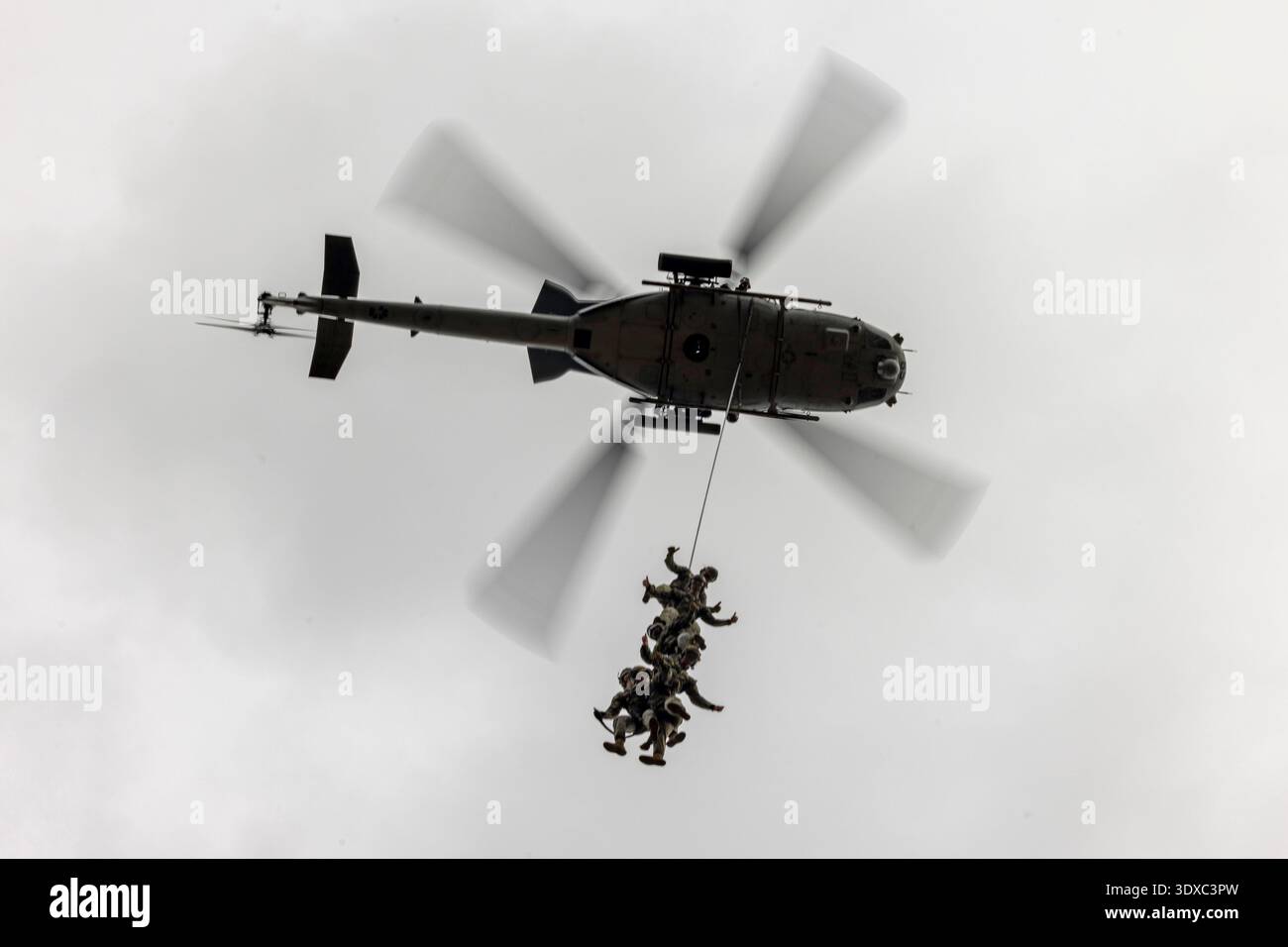 U.S. Marines with 2nd Air Naval Gunfire Liaison Company, II Marine Expeditionary Force Information Group, sospendere da un elicottero UH-1Y Venom durante l'addestramento speciale di pattuglia per l'inserimento e l'estrazione sul Marine Corps base Camp Lejeune, North Carolina, 18 dicembre 2025. L'addestramento spie è progettato per inserire ed estrarre rapidamente una pattuglia di ricognizione da un'area che non consente l'atterraggio di un elicottero. Solo per uso editoriale. Non per approvazione. Crediti: U.S. Marine Corps / Lance Cpl. John Allen. Foto Stock