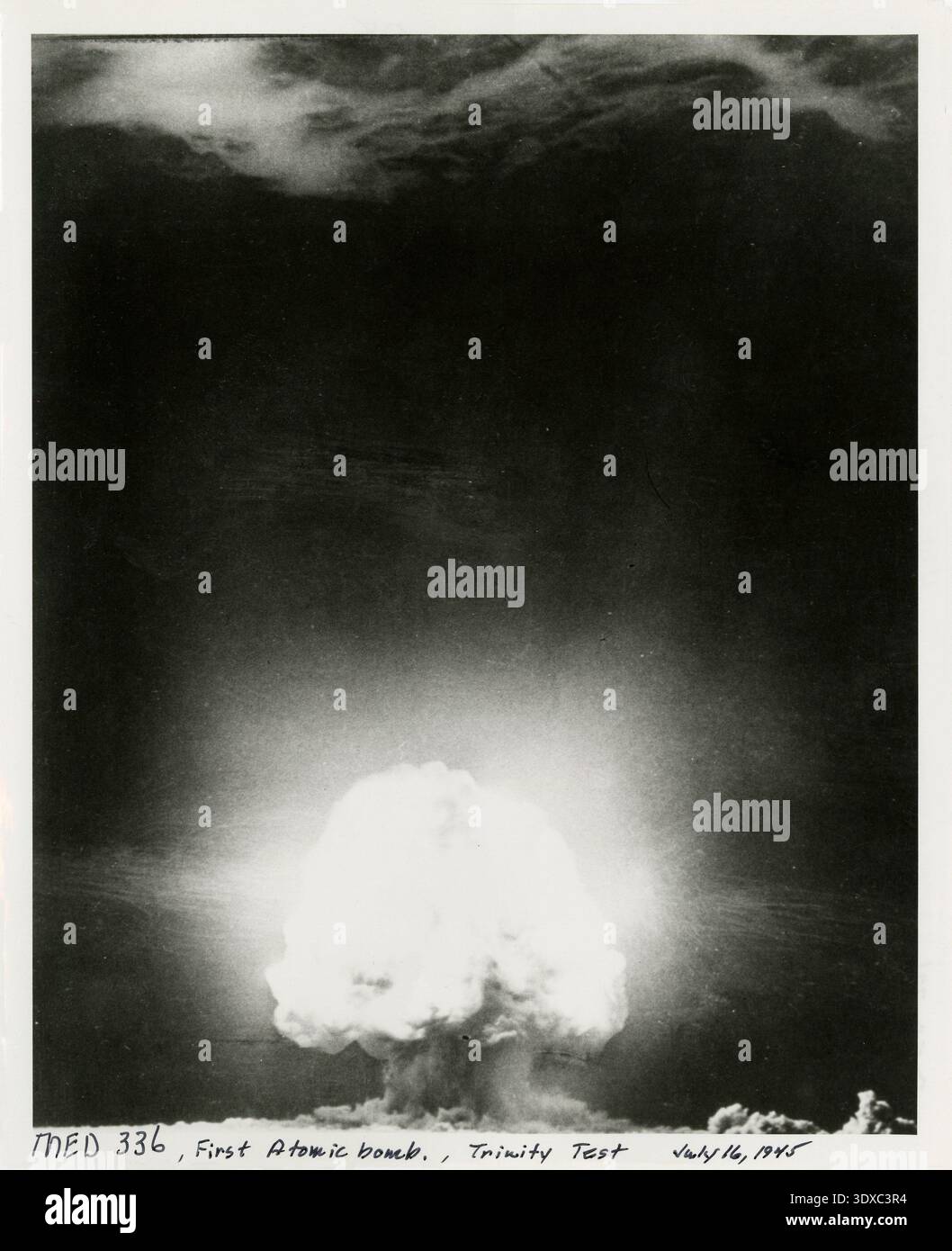 Trinity Fireball, Los Alamos, New Mexico, USA ... prima bomba atomica, Trinity test. Progetto Manhattan. Prima bomba atomica, Trinity test. La prima bomba atomica al mondo è stata detonata nel sito di Trinity nel New Mexico meridionale, negli Stati Uniti, il 16 luglio 1945. La nube incandescente in rapida crescita prodotta dall'esplosione illuminò il cielo. Una versione ottimizzata di un documento di archivio storico. Credito: Los Alamos National Laboratory. Foto Stock