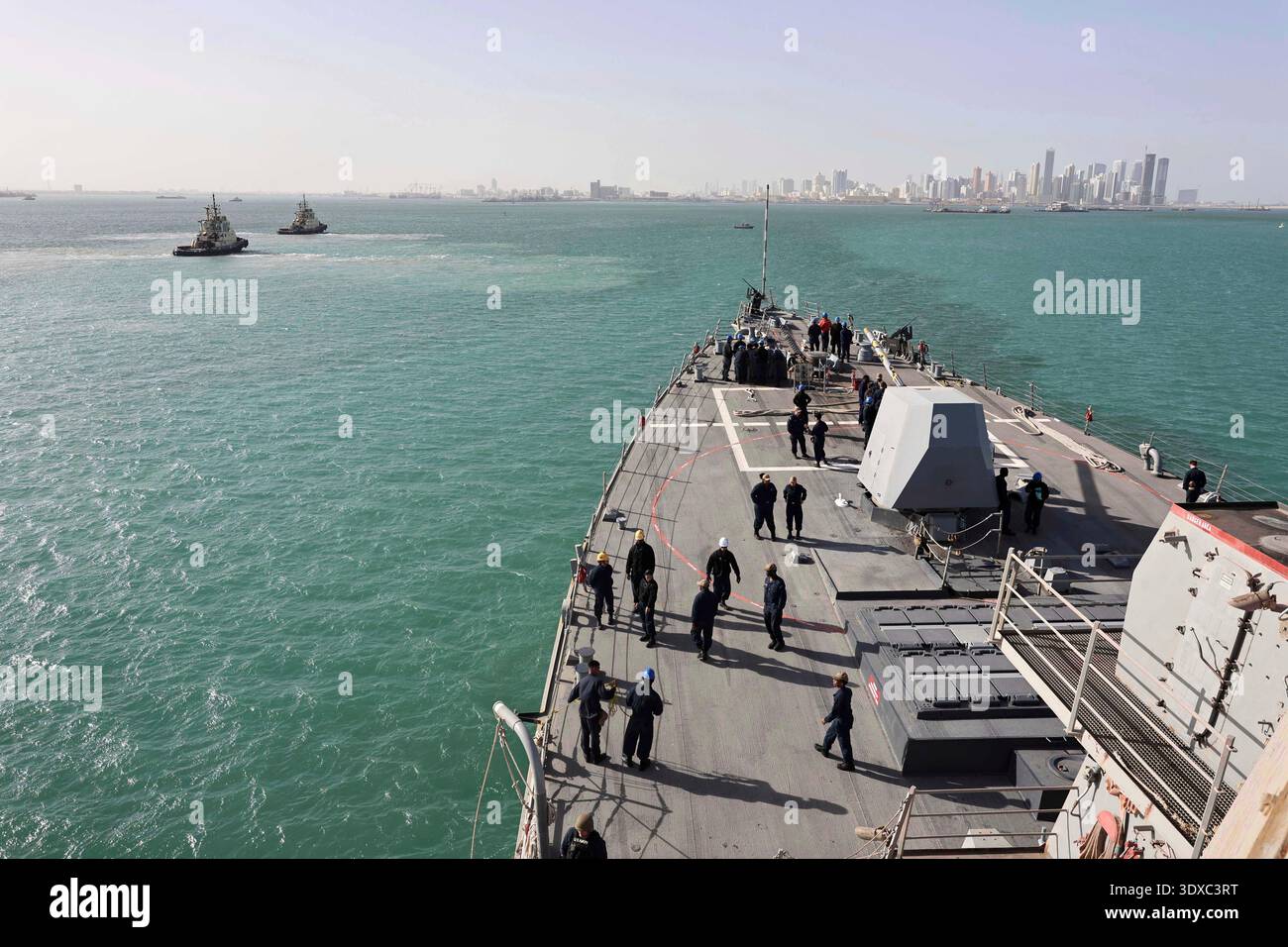 Il cacciatorpediniere missilistico guidato classe Arleigh Burke USS Roosevelt (DDG 80) naviga nel Mar Arabico mentre opera nell'area di responsabilità del comando centrale degli Stati Uniti (CENTCOM). Mar Arabico, 30 dicembre 2025. Roosevelt è schierato nella 5th Fleet area of Operations per sostenere la sicurezza marittima e la stabilità nell'area di responsabilità del comando centrale degli Stati Uniti. Solo per uso editoriale. Non per approvazione. Credito: US Navy / sottufficiale di prima classe Indra Beaufort. Foto Stock
