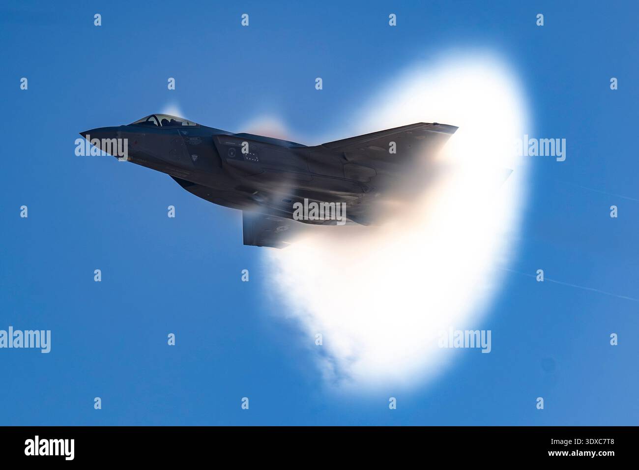 Il maggiore dell'aeronautica statunitense Melanie "Mach" Kluesner, pilota dell'F-35A Lightning II Demonstration Team, esegue manovre aeree di precisione durante una dimostrazione aerea presso la Hill Air Force base, Utah, 5 dicembre 2024. La sessione di allenamento aiuta a garantire che il team mantenga prestazioni e prontezza ottimali durante la bassa stagione. Solo per uso editoriale. Non per approvazione. Credito: U.S. Air Force/ Senior Airman Nicholas Rupiper. Foto Stock