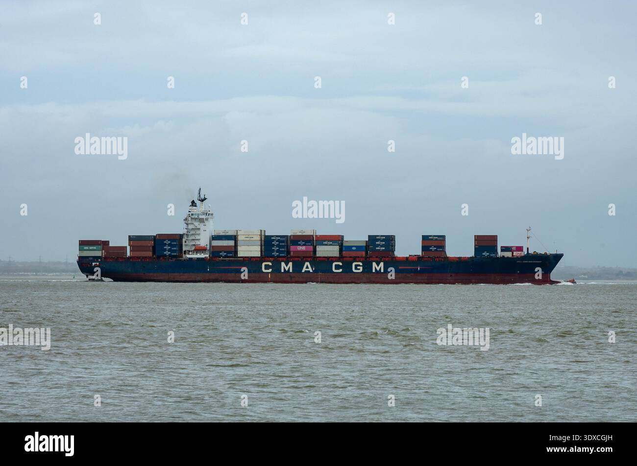 Grande nave portacontainer di proprietà francese della CMA CGM nel canale di Thorn nel Solent al largo dell'Isola di Wight, Regno Unito Foto Stock