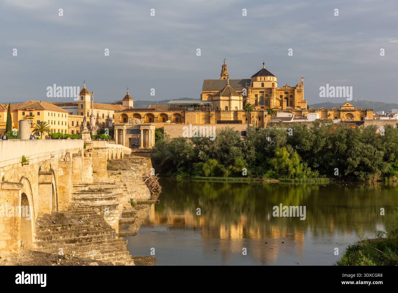 Vista classica di Cordova con Ponte Romano, fiume Guadalquivir e Mezquita all'alba Foto Stock