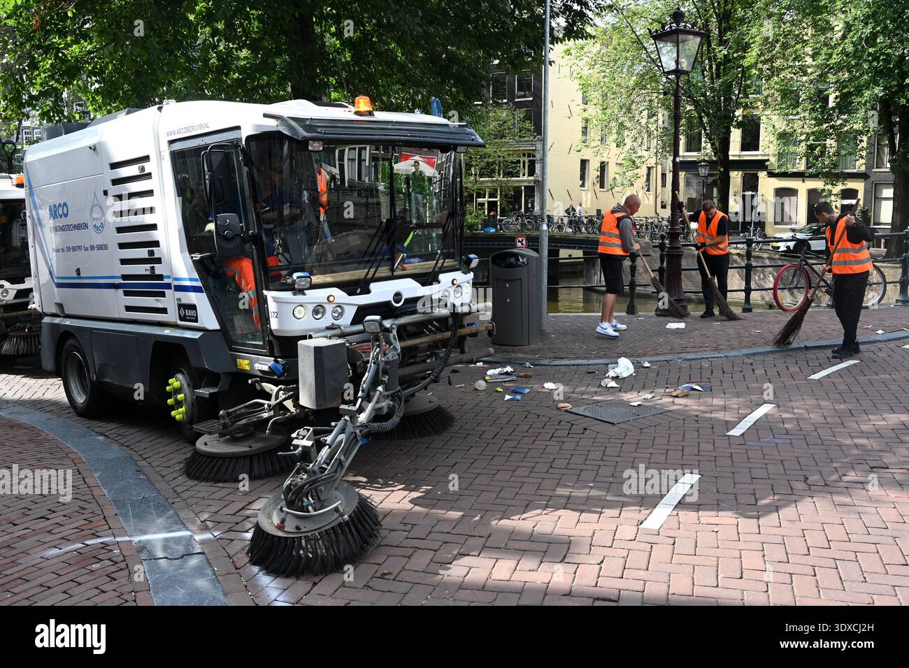 Amsterdam, Paesi Bassi - 26 agosto 2024: Una macchina per spazzatrici stradali pulita di Amsterdam. Foto Stock