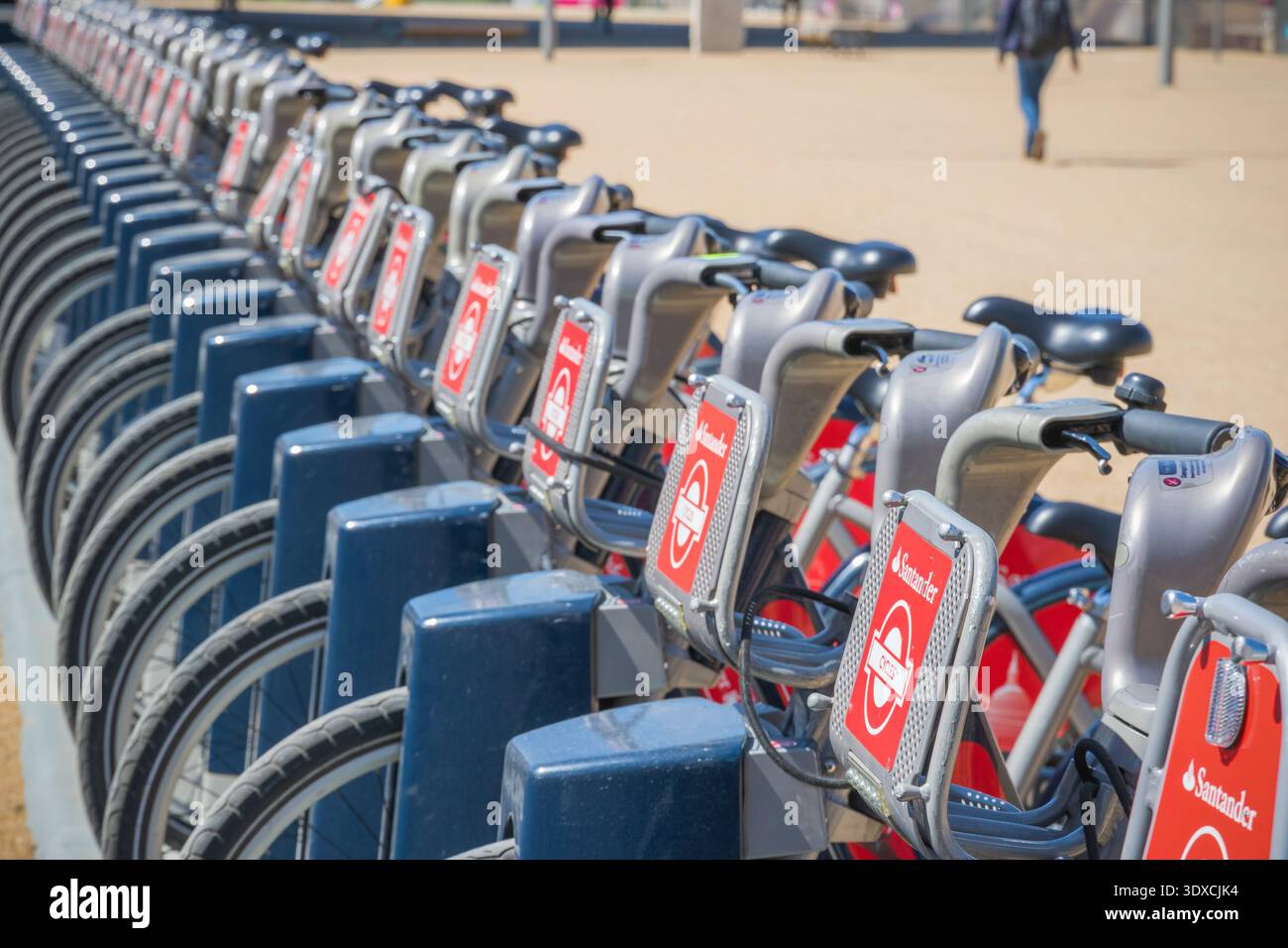 Londra, Regno Unito - 21 settembre 2025 - le biciclette Santander sono ormeggiate di fila al Queen Elizabeth Olympic Park Foto Stock