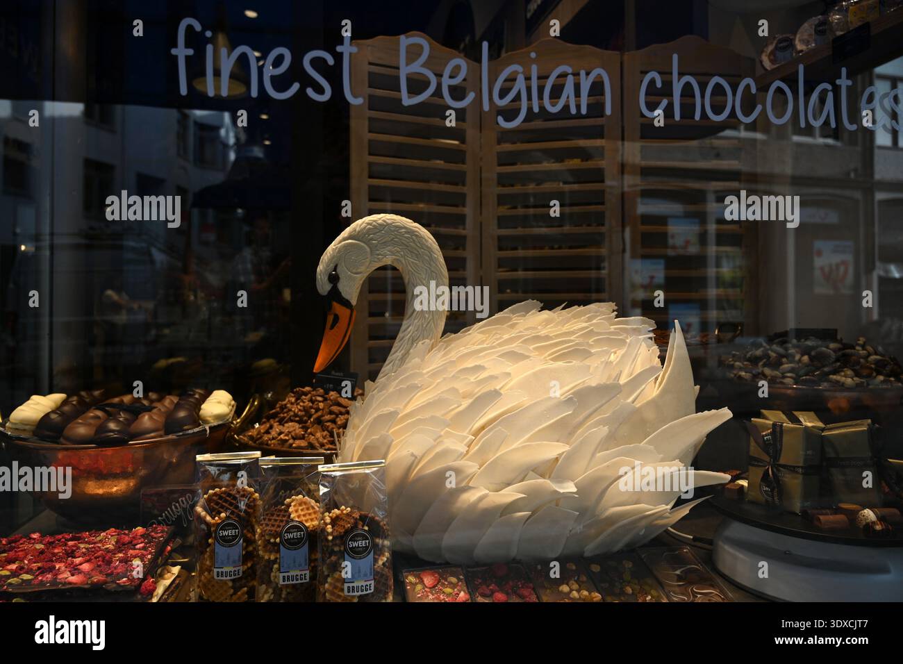 Bruges, Belgio - 29 agosto 2024: Un cigno di cioccolato nella cioccolateria belga nella città vecchia di Bruges Foto Stock