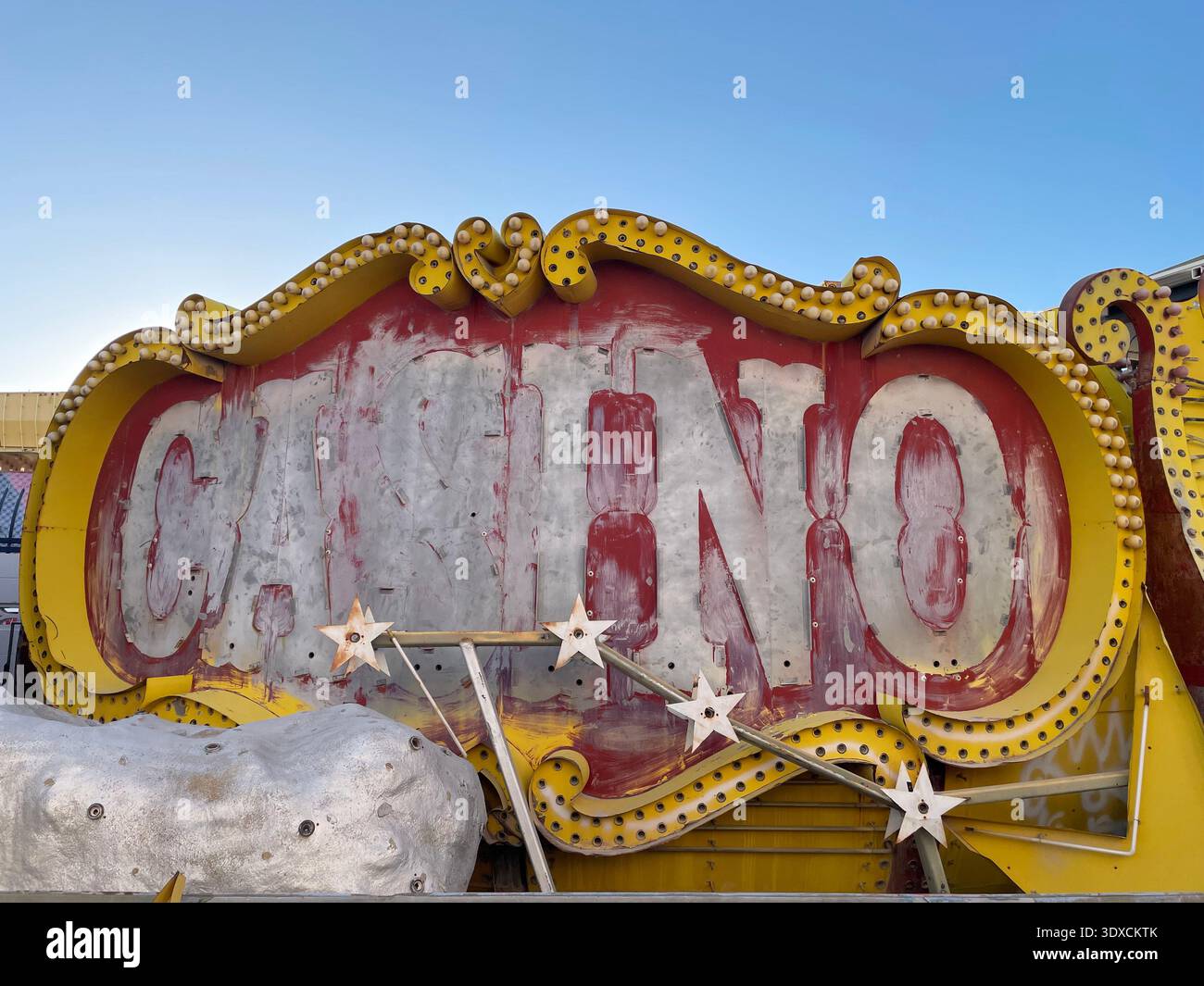 Insegna del casinò d'epoca con bordo a bulbo e scritte sbiadite su un cielo azzurro. - Immagine stock catturata con smartphone