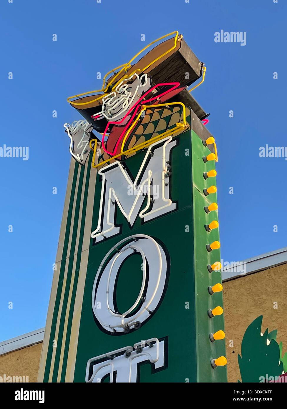 Primo piano di un cartello al neon vintage del motel esposto presso un museo con insegne al neon a Las Vegas. Foto Stock