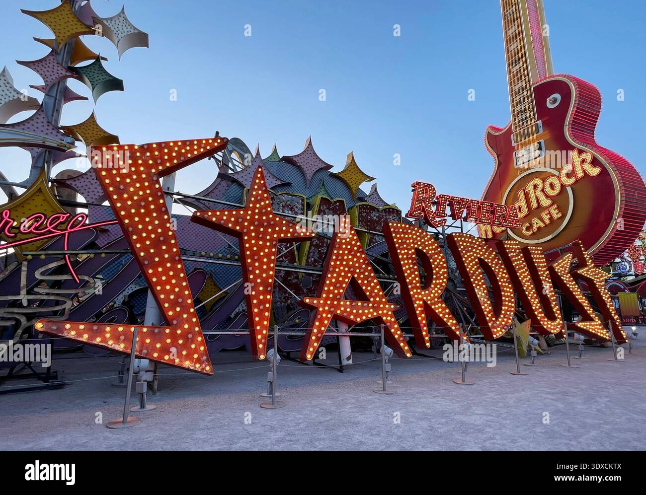Il cartello restaurato "Stardust" e un cartello vintage per chitarra Hard Rock Cafe sono esposti all'aperto al Neon Museum di Las Vegas, Nevada. - Immagine stock catturata con smartphone
