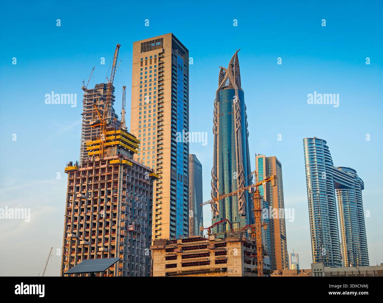 11 30 2025 - Dubai, Emirati Arabi Uniti. Nuovo edificio moderno per uffici a Dubai. Cantiere di grattacieli con gru. Vista aerea con drone Foto Stock
