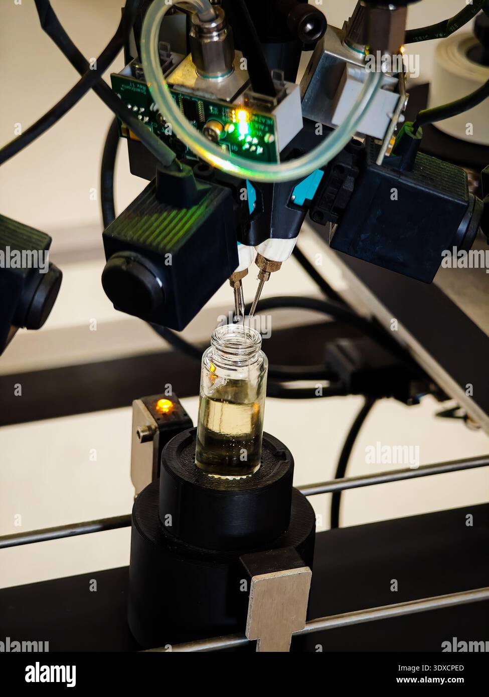 Produzione di profumi. Profumi diversi in bottiglia. Linea di produzione robotizzata di profumi con erogazione automatica di fragranze Foto Stock
