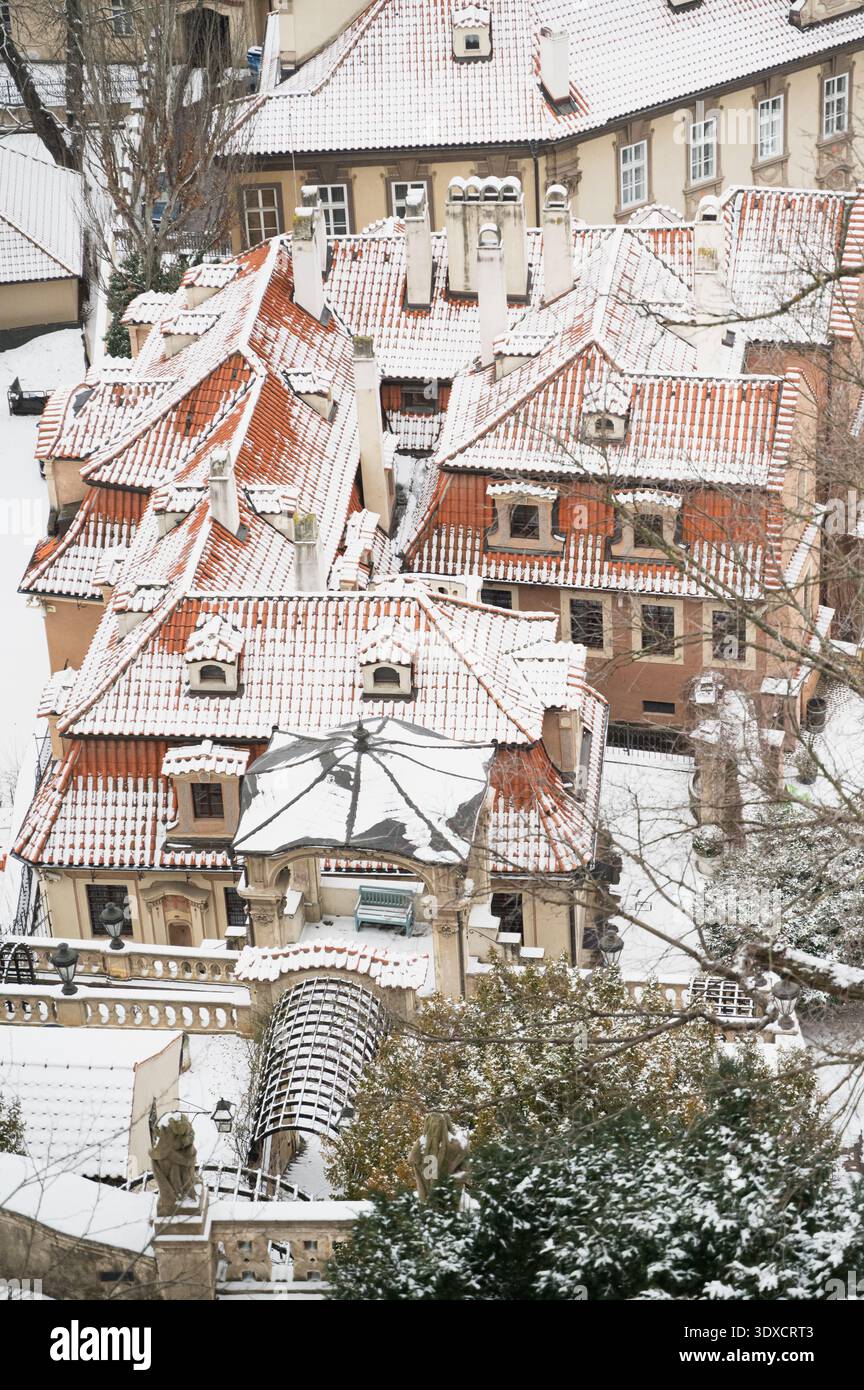 Strutture del tetto innevate. Si osservano intricati schemi di tetti e camini ricoperti di neve Foto Stock