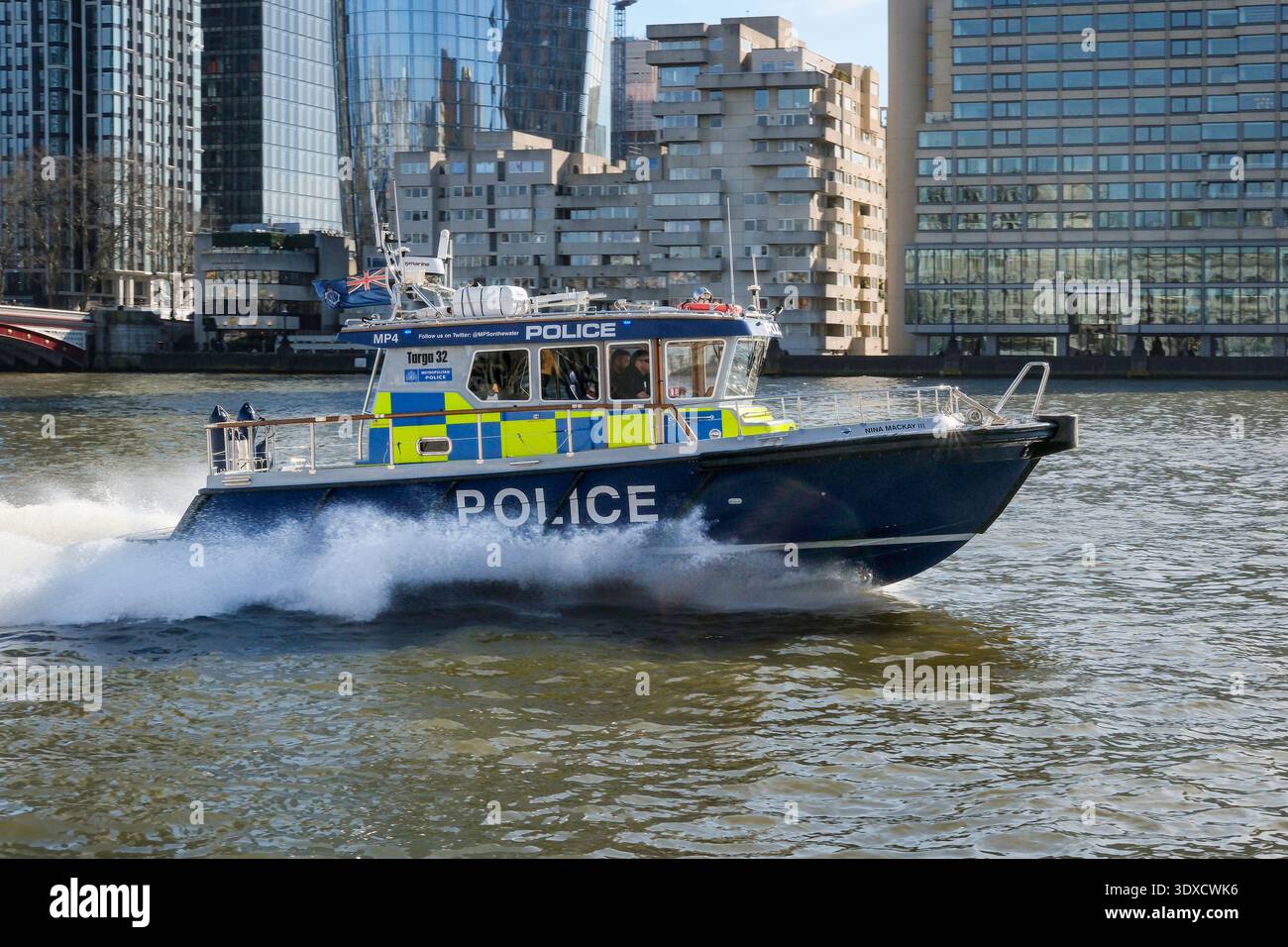 Nave della Metropolitan Police Marine Policing Unit in velocità sul Tamigi, Londra, Regno Unito Foto Stock