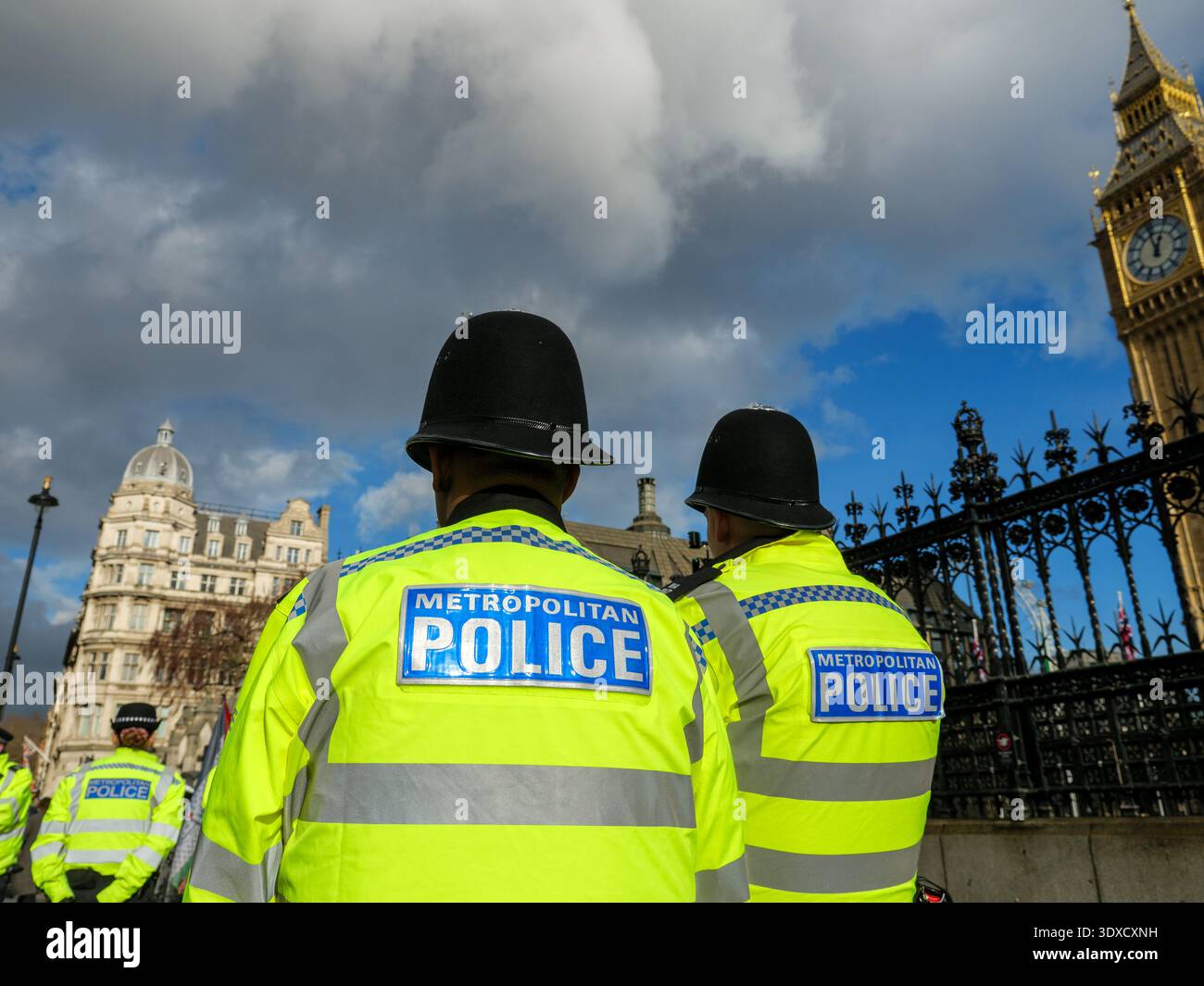 Agenti della polizia metropolitana che pattugliano accanto al Big Ben e alla camera del Parlamento, Londra, Regno Unito Foto Stock
