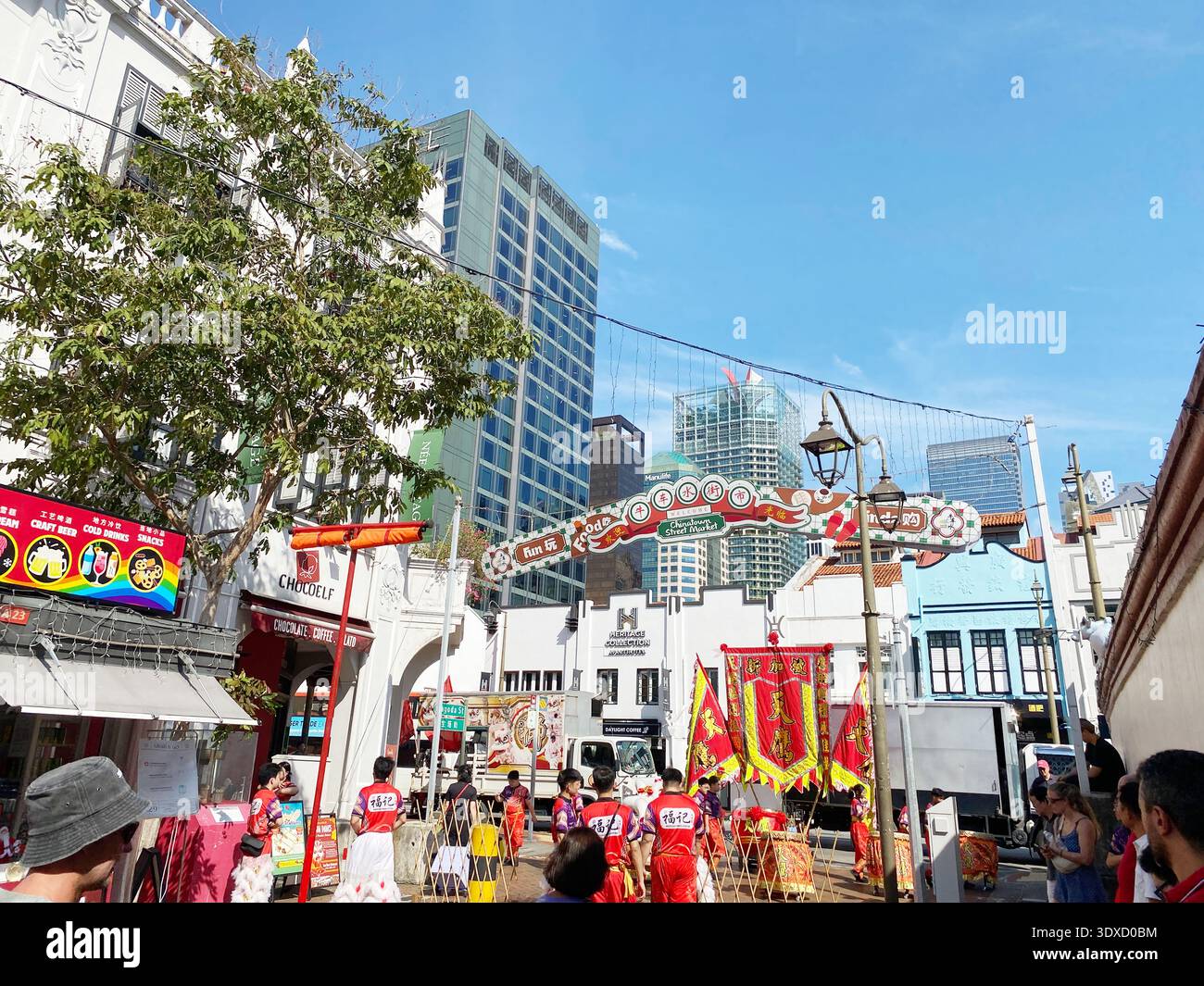 Singapore, Singapore - 4 novembre 2025: La colorata strada di Singapore presenta decorazioni tradizionali accanto a edifici moderni, che illustrano il cultu Foto Stock