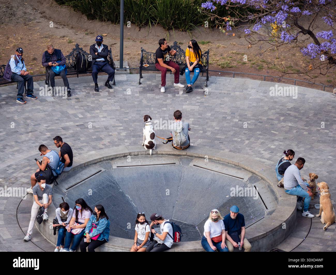 Città del Messico Messico - 19 febbraio 2022: Veduta sopraelevata delle persone sedute intorno a una fontana all'Alameda Park di città del Messico Foto Stock