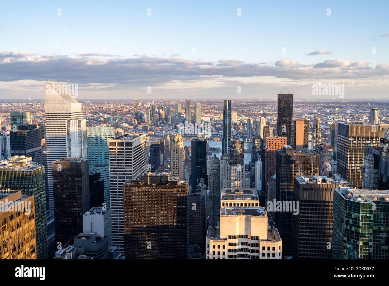 Vista sopraelevata dei grattacieli di Midtown a New York City come il sole tramonta Foto Stock