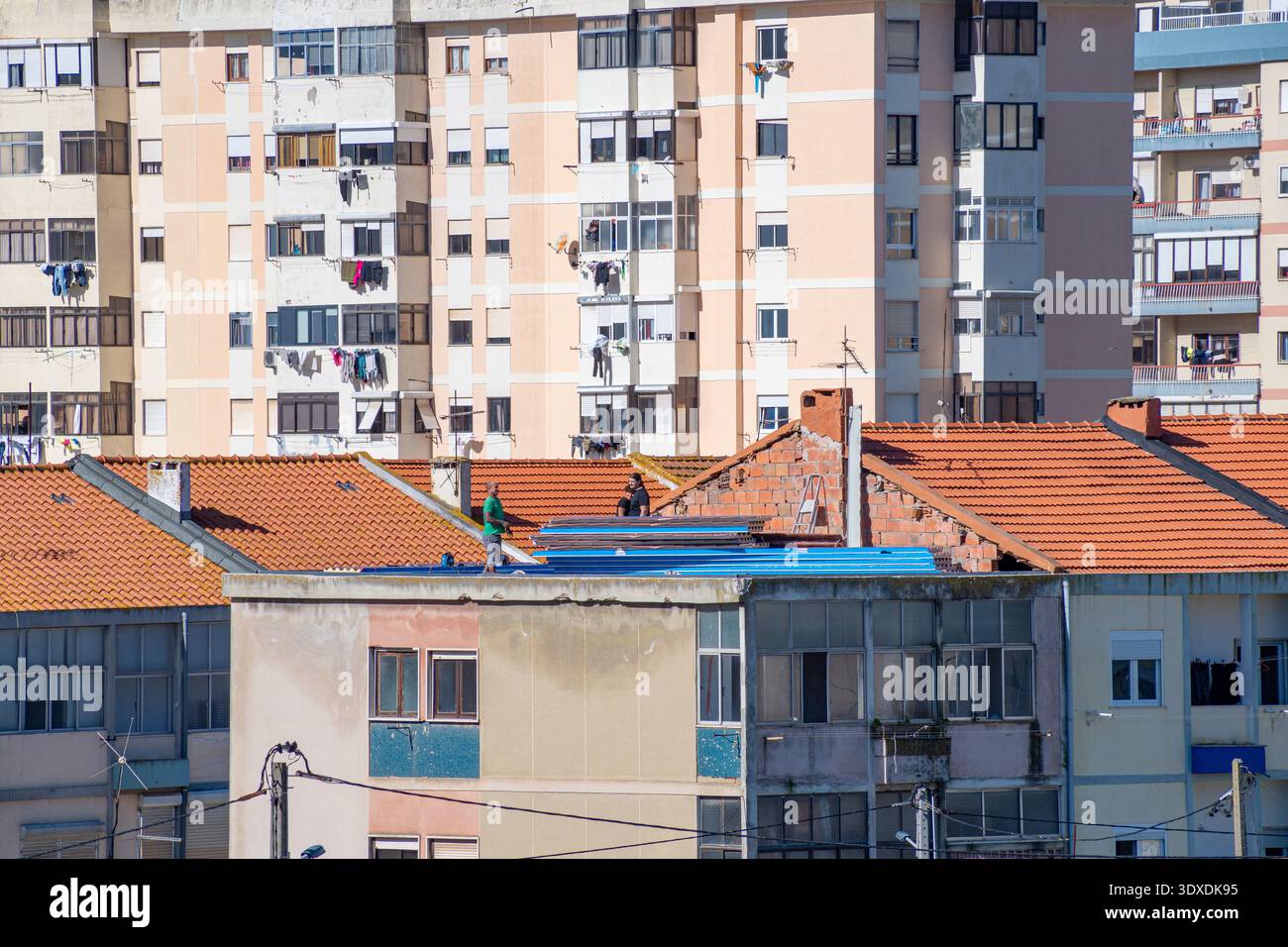 Riparazione di un tetto in tegole di argilla in un ambiente urbano. Barreiro-Portogallo Foto Stock