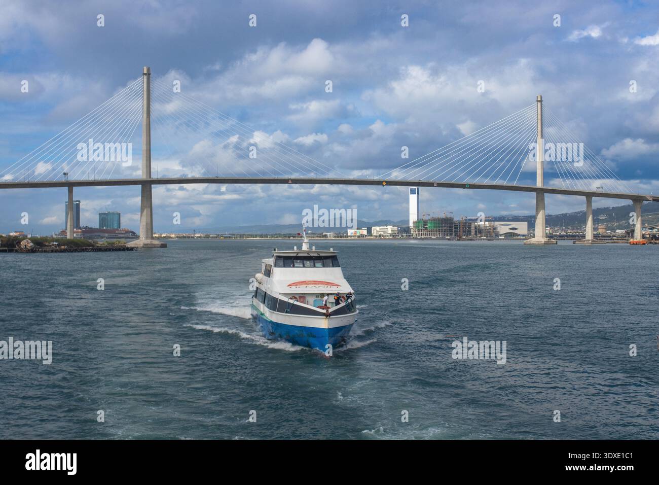 OceanJet Ferry naviga sotto il ponte CCLEX nel porto di Cebu Filippine Foto Stock