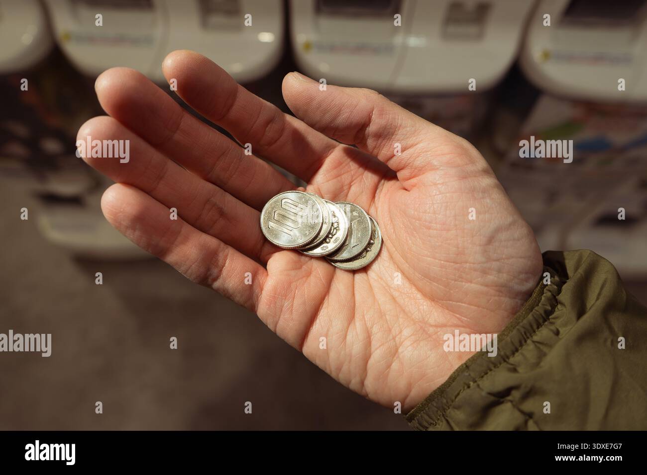 Valuta giapponese: Tenere 500 yen in cambio per piccoli pagamenti o risparmi Foto Stock