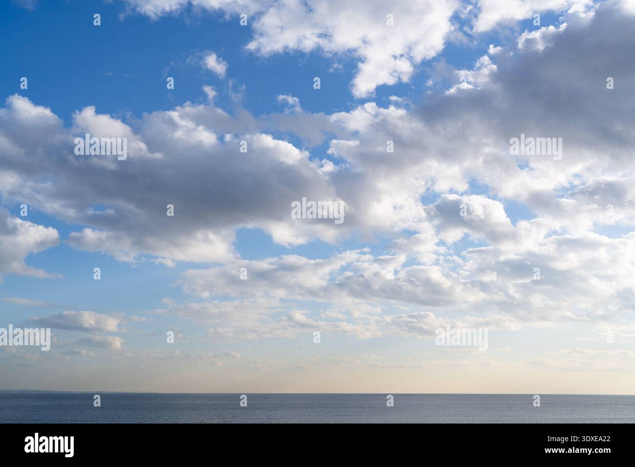 Vista panoramica della Baia di Sagami dalla Costa di Kamakura con cielo blu e nuvole Foto Stock