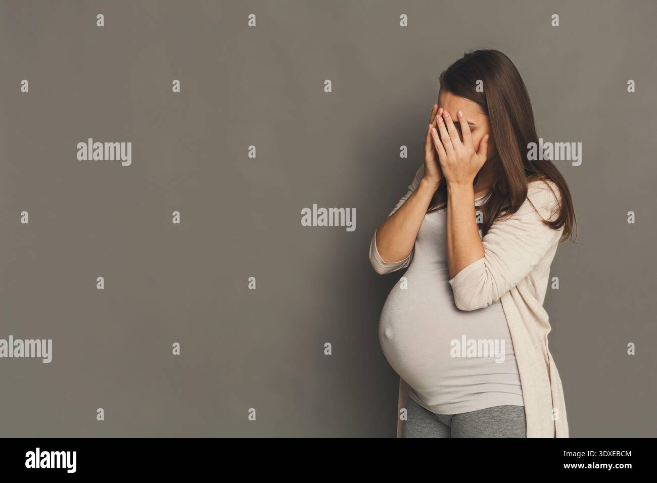 Raccolta di immagini che mostrano una donna incinta che esprime emozioni in un semplice ambiente interno Foto Stock