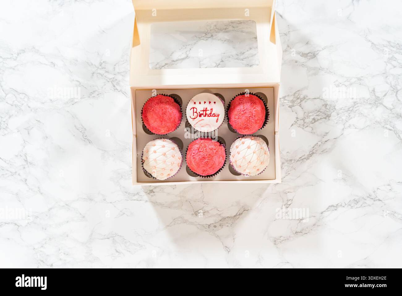 Creare stravaganti Cupcakes per festeggiare il compleanno Foto Stock
