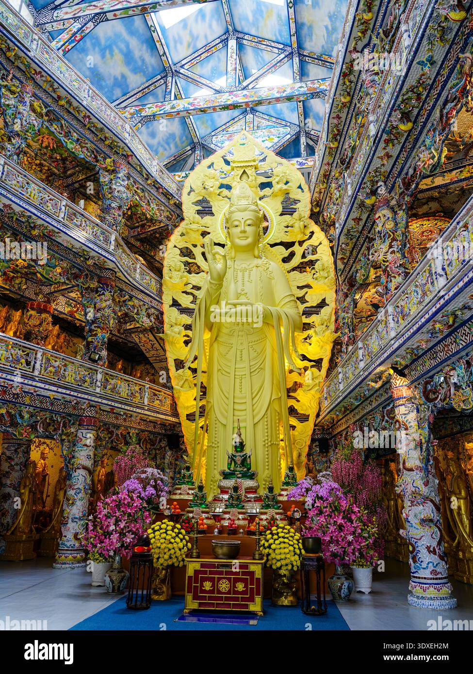 Statua di Bodhisattva all'interno della Pagoda Linh Phuoc Mosaic Hall da Lat Vietnam Foto Stock