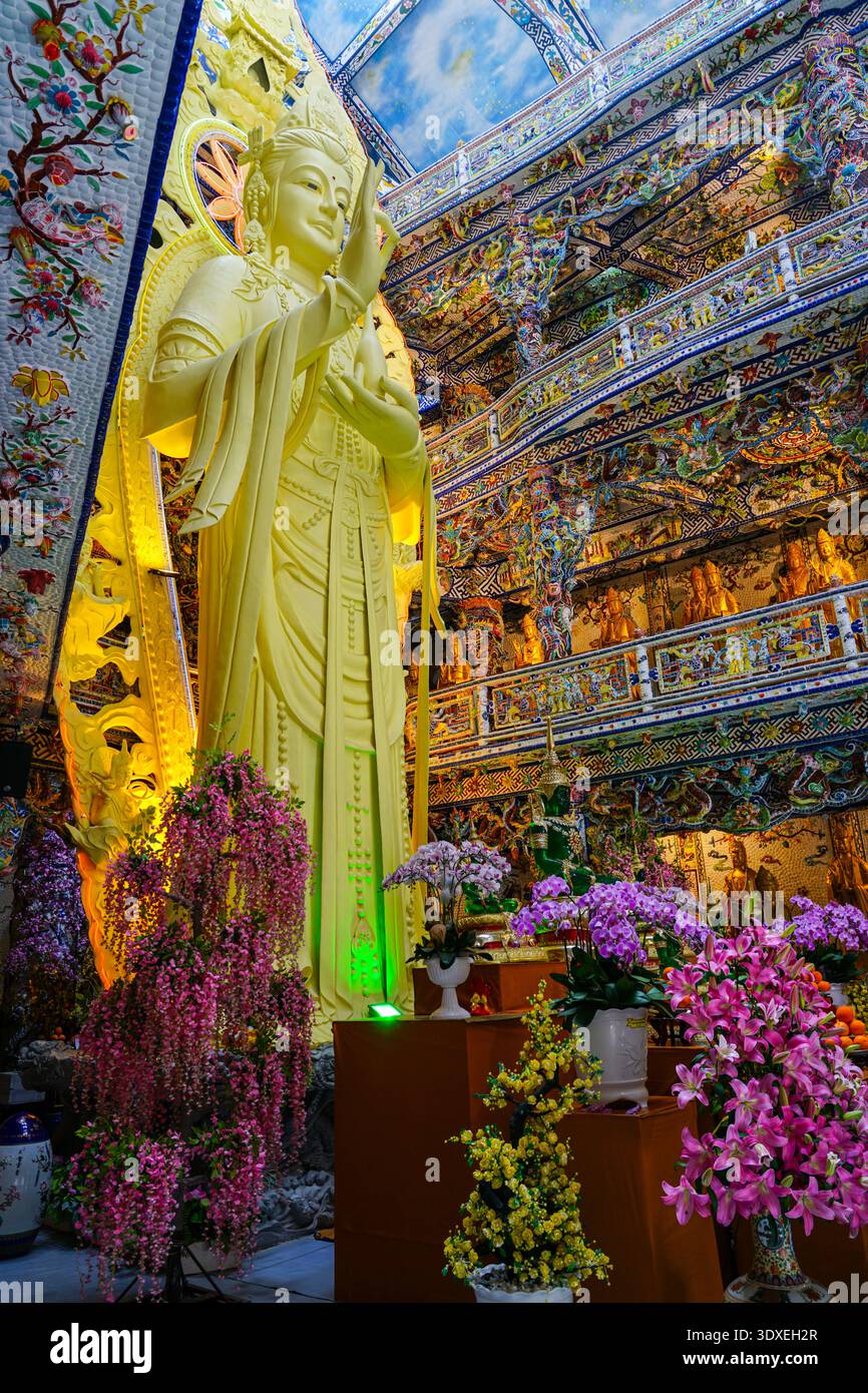 Splendore di Bodhisattva e mosaico all'interno della Pagoda Linh Phuoc, gioiello spirituale da Lat Foto Stock