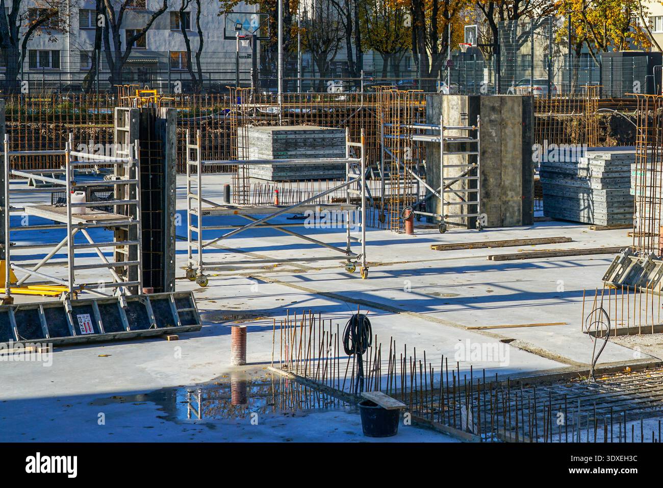 Cantiere urbano con lastre di cemento armato colonne e ponteggi Foto Stock