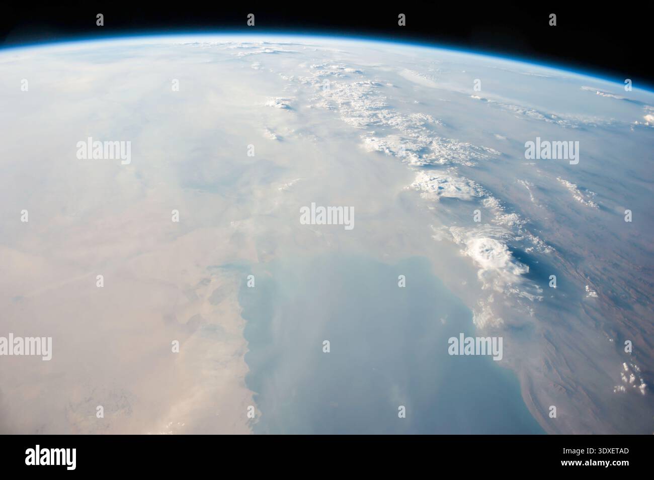 Golfo Persico dallo spazio, immagine satellitare dell'orizzonte della Terra. Un concetto geografico e ambientale dettagliato. Elementi di questa immagine forniti b Foto Stock