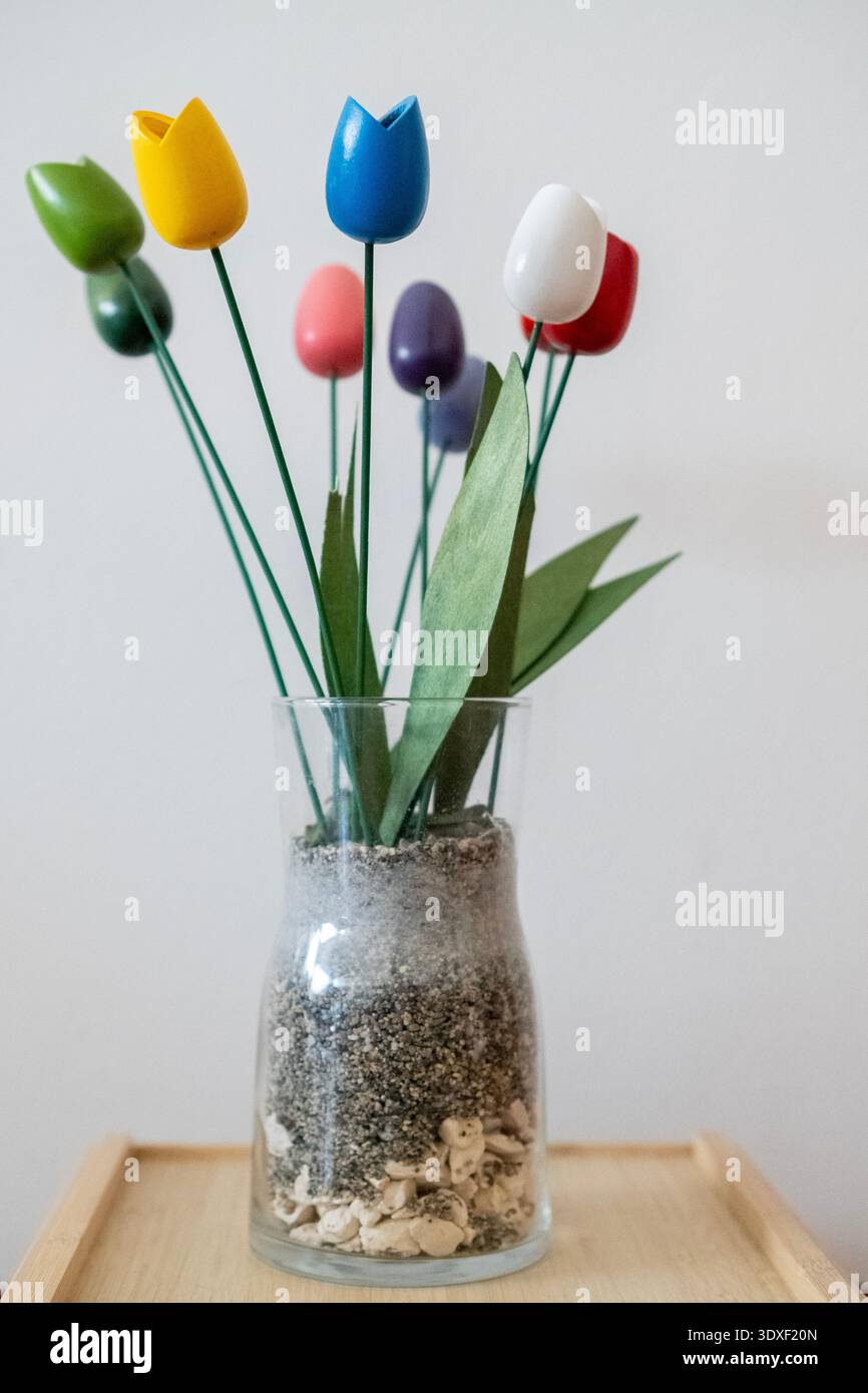 Fiori di vari colori all'interno di un vaso di vetro fotografato su sfondo bianco Foto Stock
