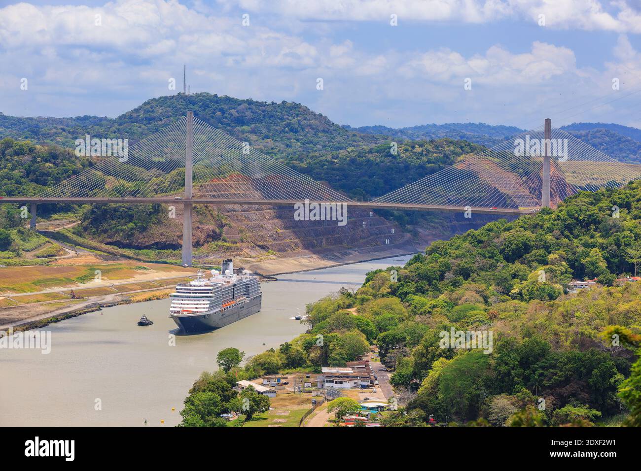 Canale di Panama, Panama. Nave da crociera che naviga verso le chiuse di Pedro Miguel e l'Oceano Pacifico. Il Centennial Bridge sullo sfondo. Foto Stock