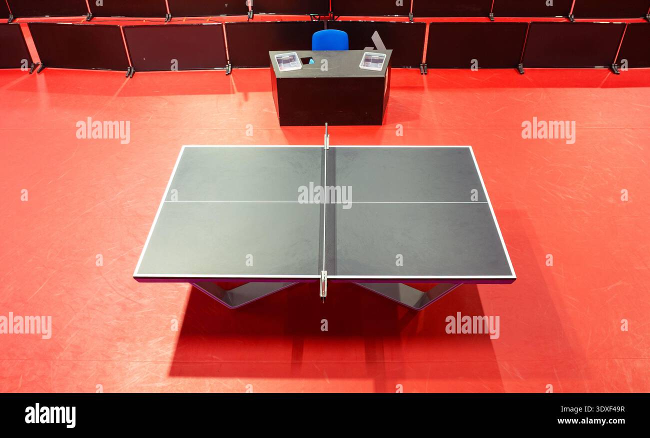 Tavolo da ping pong nero con pavimento rosso dall'alto. Sport al coperto. Tavolo da ping pong. Concetto di stile di vita sano Foto Stock