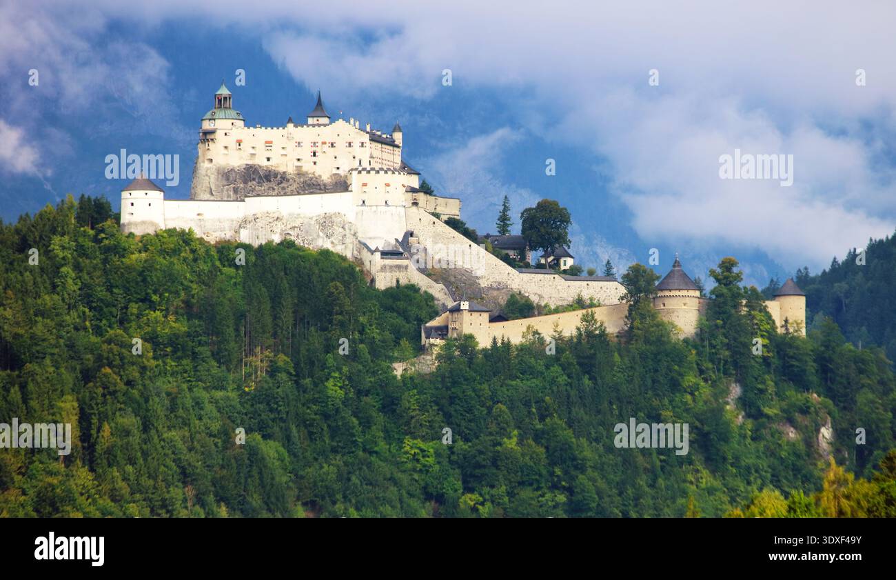 Storico castello di Hohenwerfen con vista panoramica sulle montagne Foto Stock