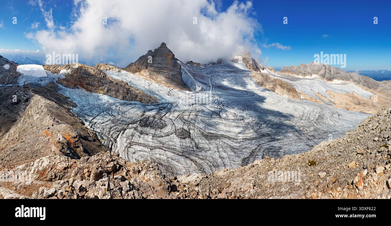 Panorama del ghiacciaio del Dachstein nelle Alpi austriache. Bel paesaggio montano. L'altopiano è il posto migliore per sciare, la Stiria. Foto Stock
