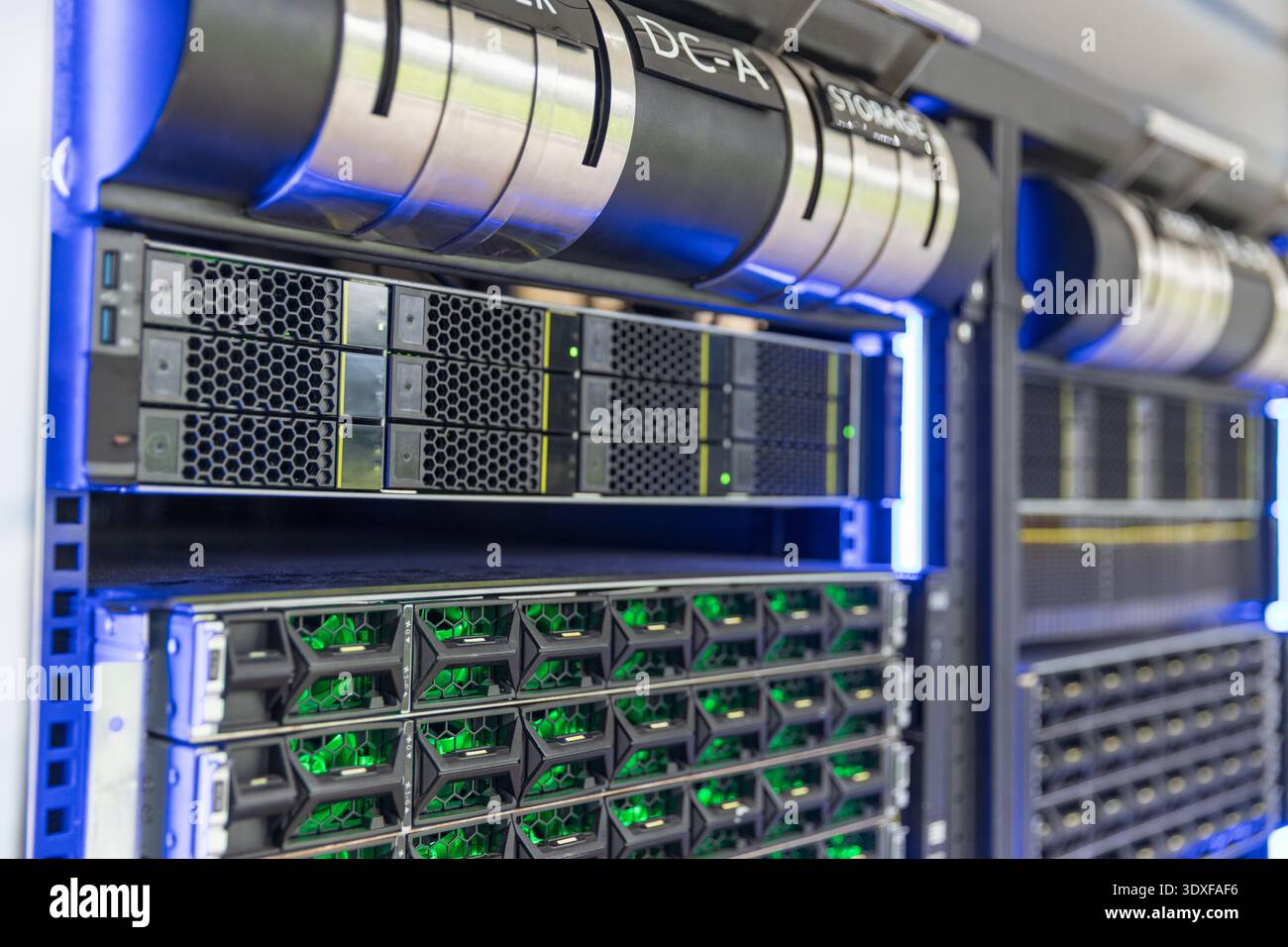 Rack server per data center ad alte prestazioni con storage e networking aziendale, ideale per hosting a nodo completo bitcoin, infrastruttura di pool di mining e crittografia Foto Stock