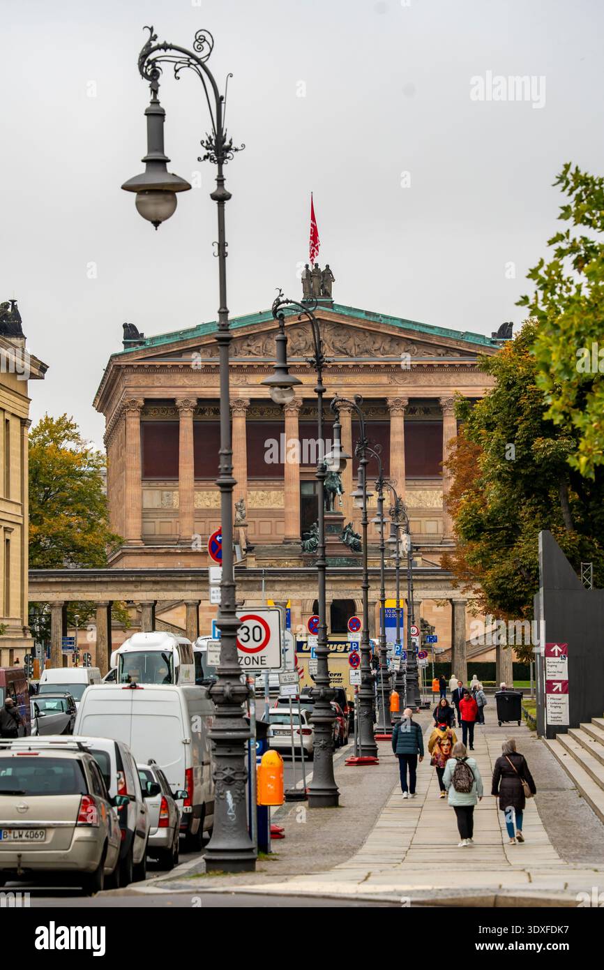 Una strada che conduce alla Vecchia Galleria Nazionale e alla statua equestre in bronzo di Federico Guglielmo IV sull'Isola dei Musei di Berlino, Germania Foto Stock