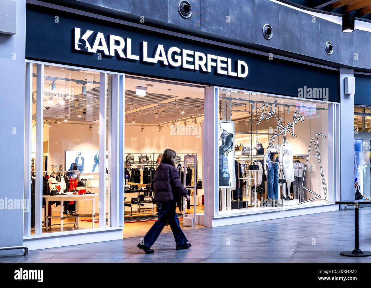 Samara, Russia - 15 marzo 2025: Negozio di moda Karl Lagerfeld. Karl Lagerfeld è un marchio di moda di lusso di fama mondiale Foto Stock