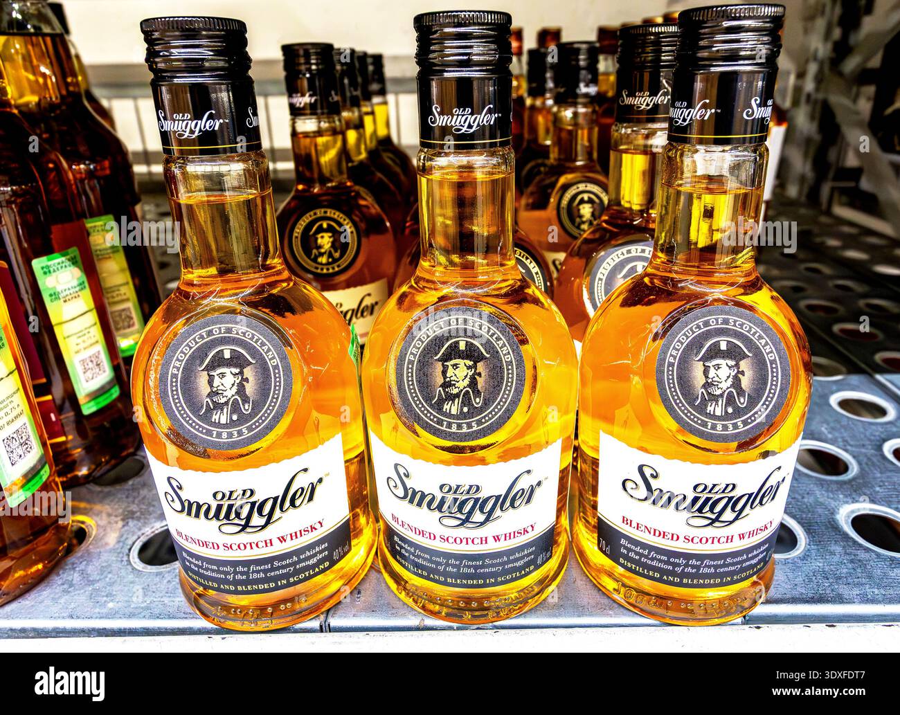 Samara, Russia - 25 ottobre 2025: Vecchio whisky Smuggler sullo scaffale in un superstore. Scotch Whisky frullato. Varie bevande alcoliche forti in bottiglia Foto Stock