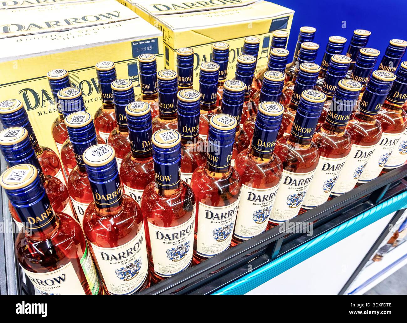 Samara, Russia - 25 ottobre 2025: Whisky Darrow sullo scaffale in un superstore. Scotch Whisky frullato. Varie bevande alcoliche forti in bottiglia Foto Stock