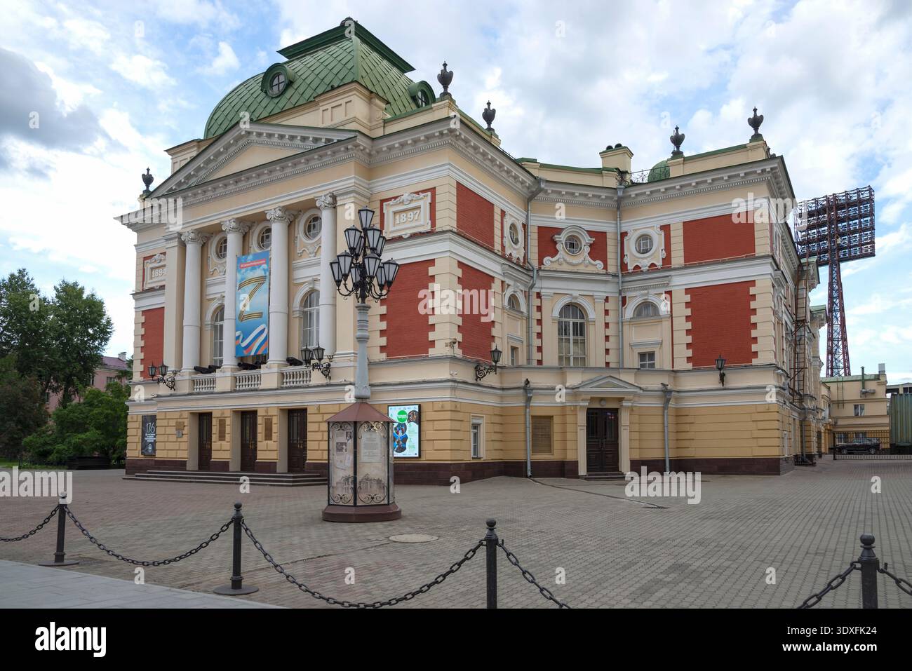 IRKUTSK, RUSSIA - 3 SETTEMBRE 2025: L'edificio del Teatro accademico di teatro che prende il nome da N.P. Okhlopkov, Irkutsk Foto Stock
