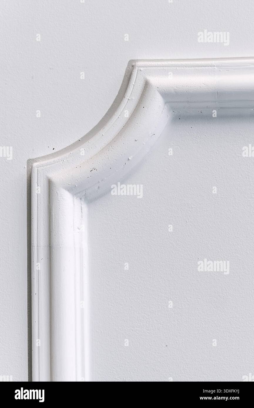 Oggetto decorativo in gesso bianco sul soffitto primo piano. Stucco in rilievo interno Foto Stock