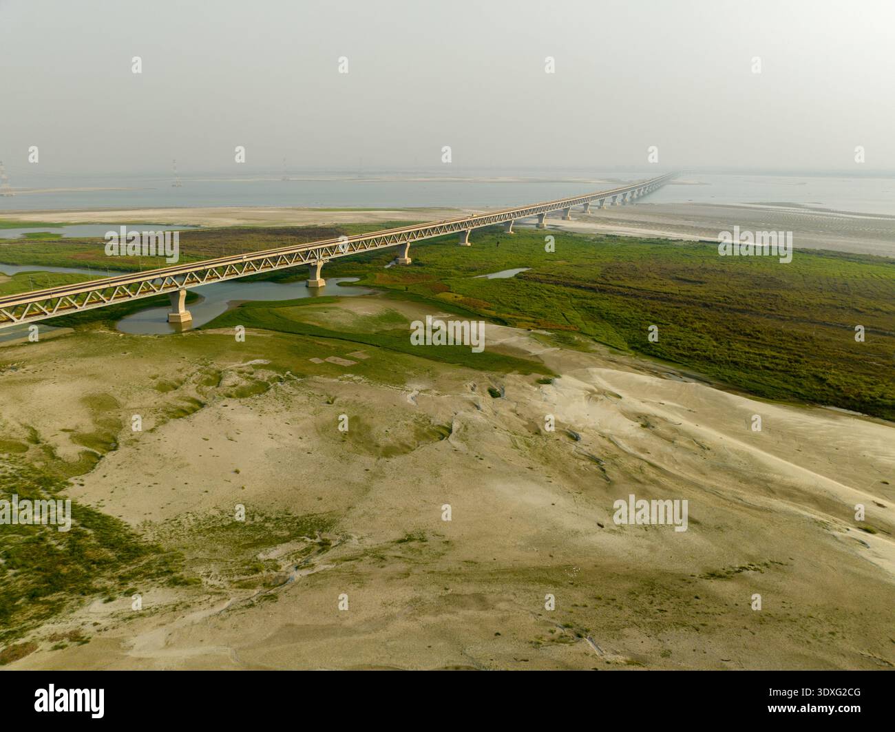La vista aerea del Padma Multipurpose Bridge si estende attraverso il possente fiume, collegando vivaci paesaggi verdi con le coste sabbiose, Mawa e Dhaka Div Foto Stock