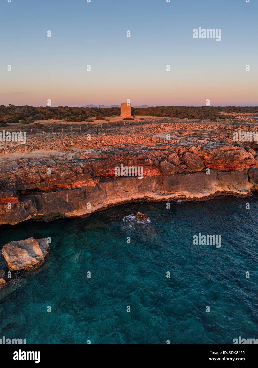 Torre di difesa S'Estalella, 1577, percorso costiero da S'Estalella a Cala Pi, Llucmajor, Maiorca, Isole Baleari, Spagna Foto Stock