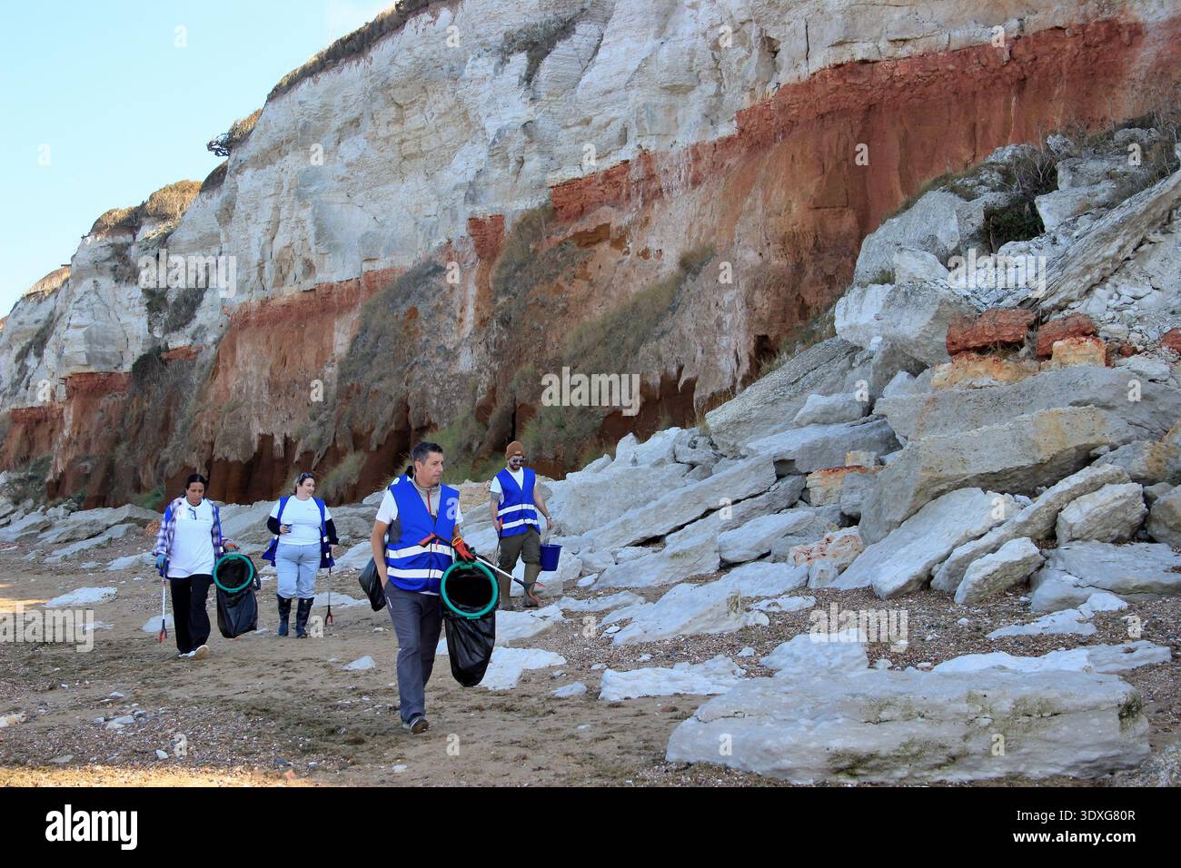 Raccolta di rifiuti su una spiaggia. I raccoglitori di rifiuti provenienti dall'associazione benefica del Regno Unito, Life's a Beach, sulla panoramica spiaggia di Hunstanton, sulla costa nord del Norfolk, Gran Bretagna, Inghilterra, Regno Unito. Foto Stock