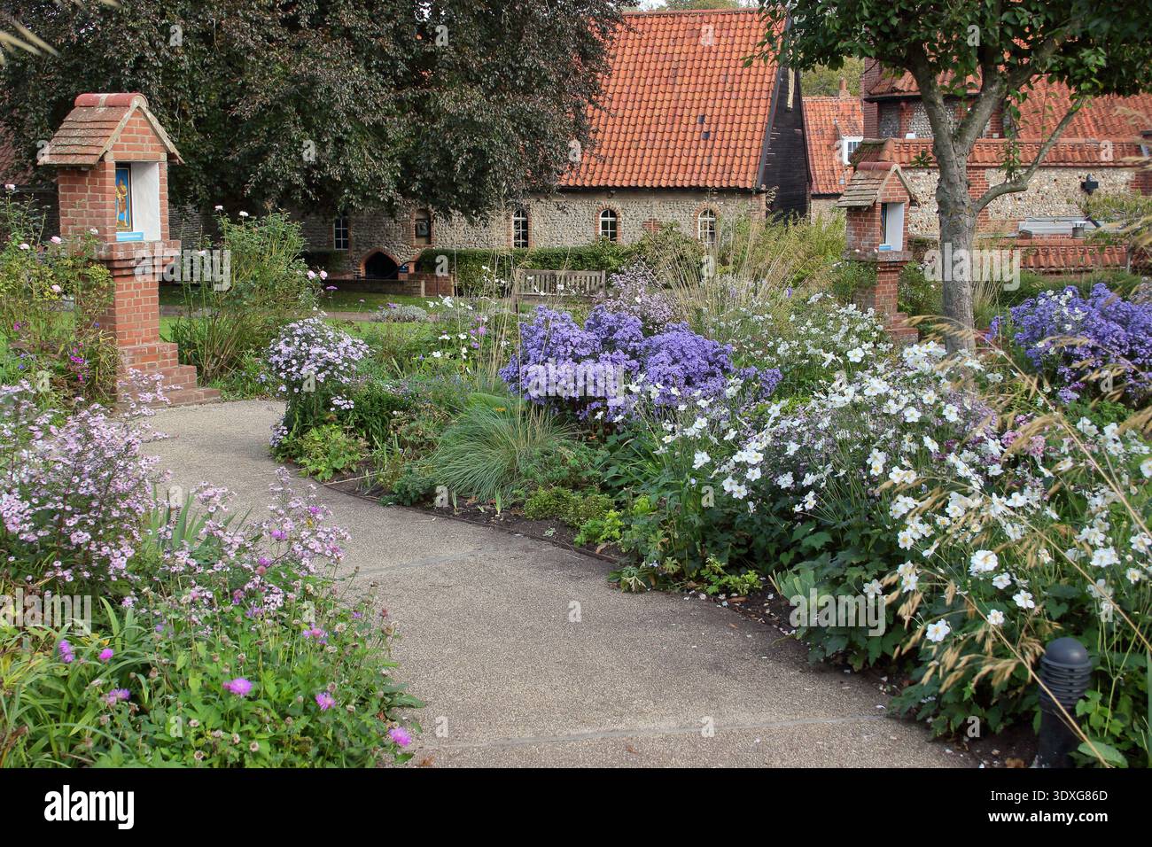 Santuario di nostra Signora di Walsingham, quartiere dei giardini nel villaggio di Little Walsingham, Norfolk, Regno Unito. Foto Stock